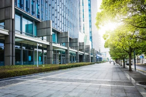 Jak urządzić mały balkon w bloku? 12 sprytnych trików: meble składane, rośliny pionowe, oświetlenie i strefy relaksu—bez remontu i w budżecie.